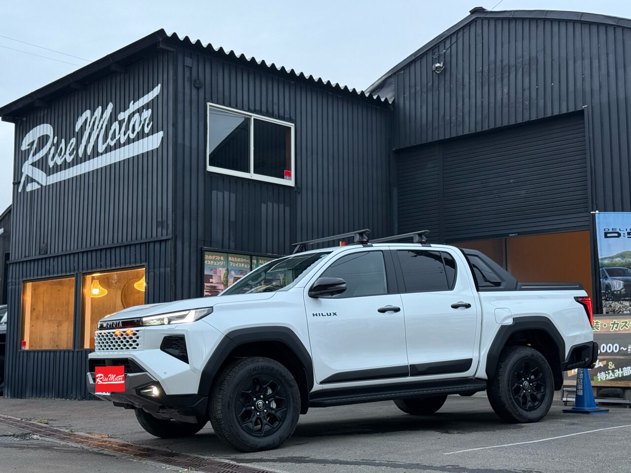 札幌市　GUN226 新型ハイラックス【シャッター式トノカバー】【LEDグリルマーカー】【前後ドライブレコーダー】【テレビキット】取付