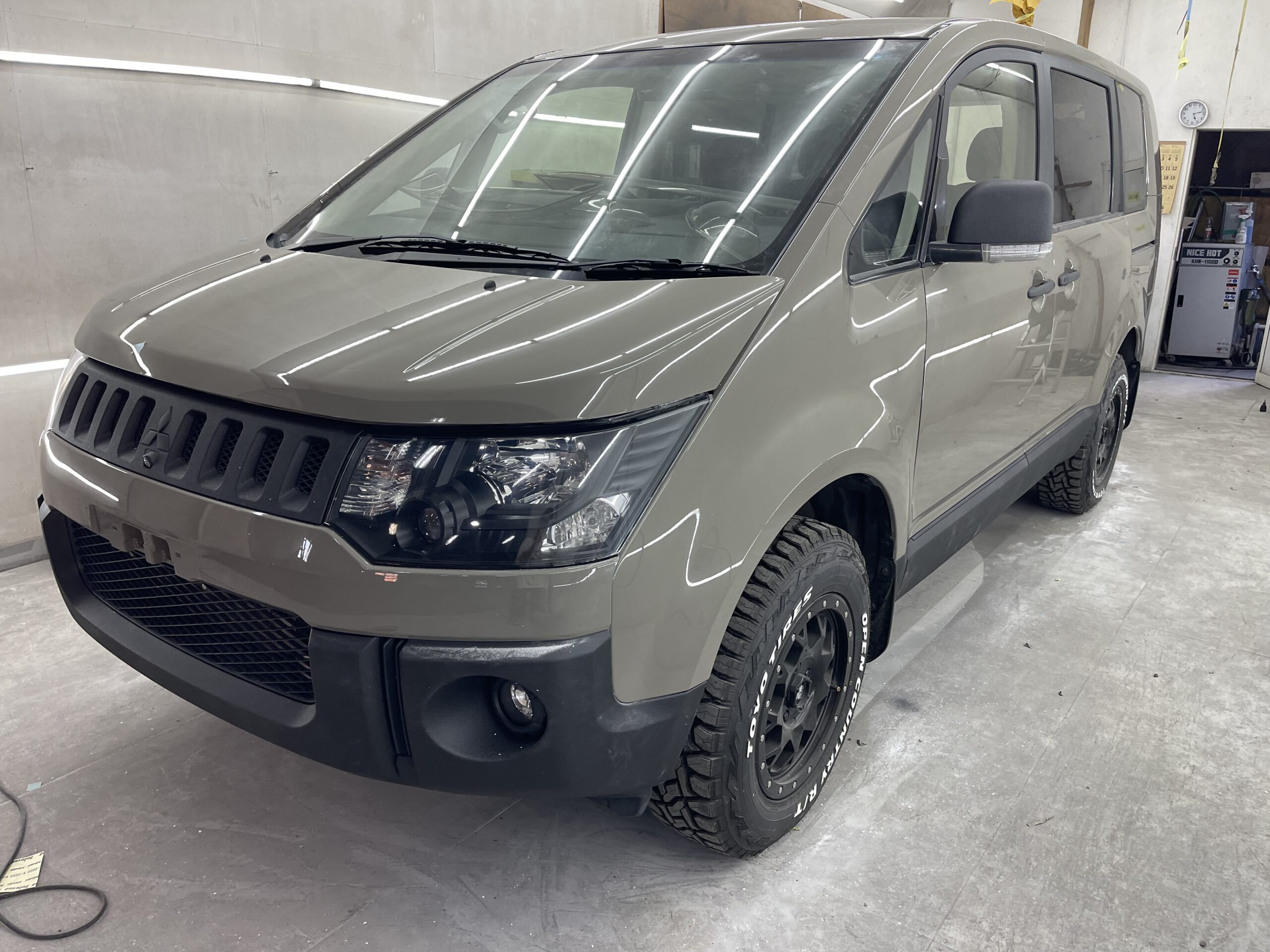 札幌市 CV1W デリカD5 ご成約 全塗装 アッシュカーキ